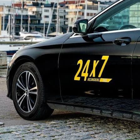 24x7Taxi Helsingborgs svarta personbil vid hamnen i Helsingborg