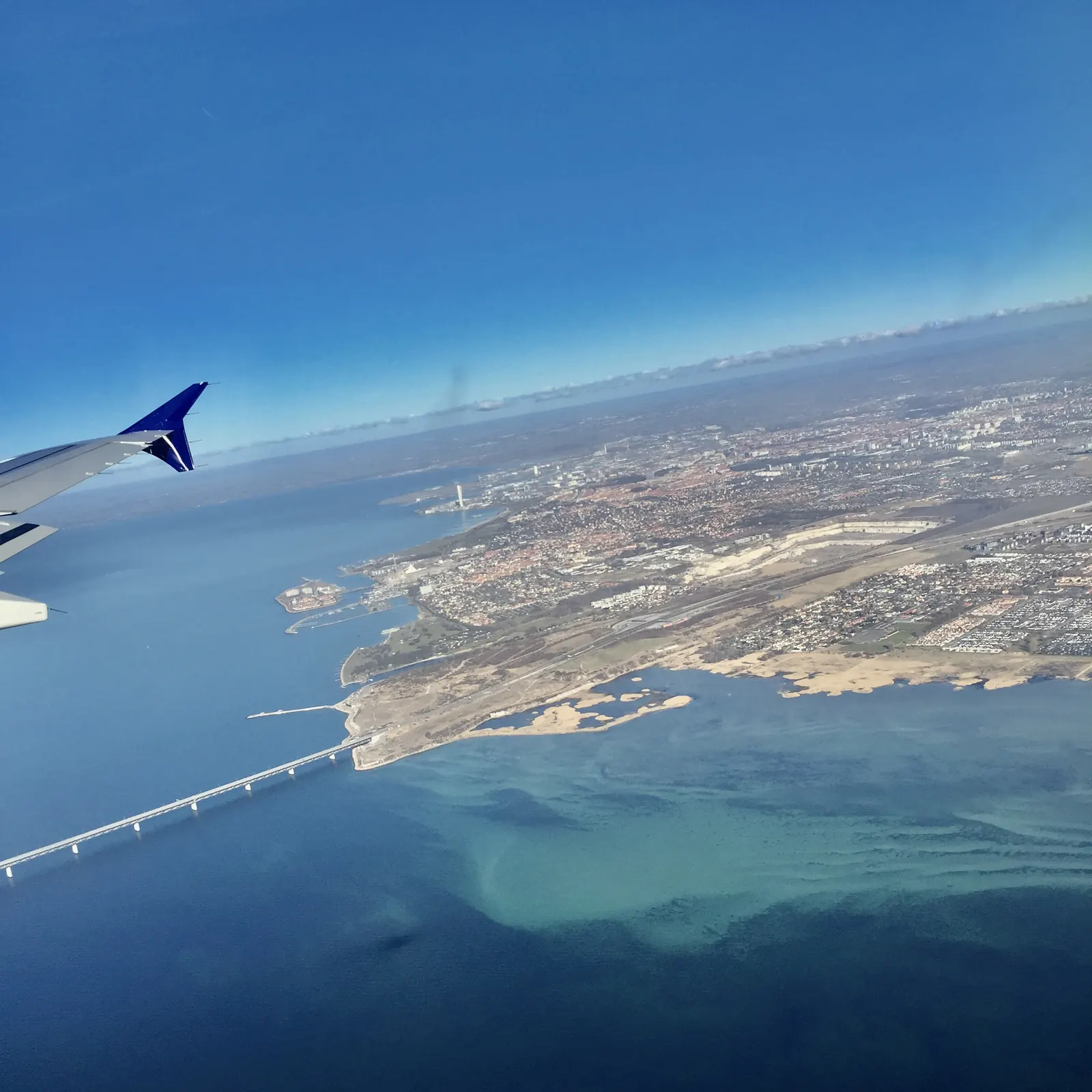 Utsikt från flygplan över Öresundsbron och Kastrup