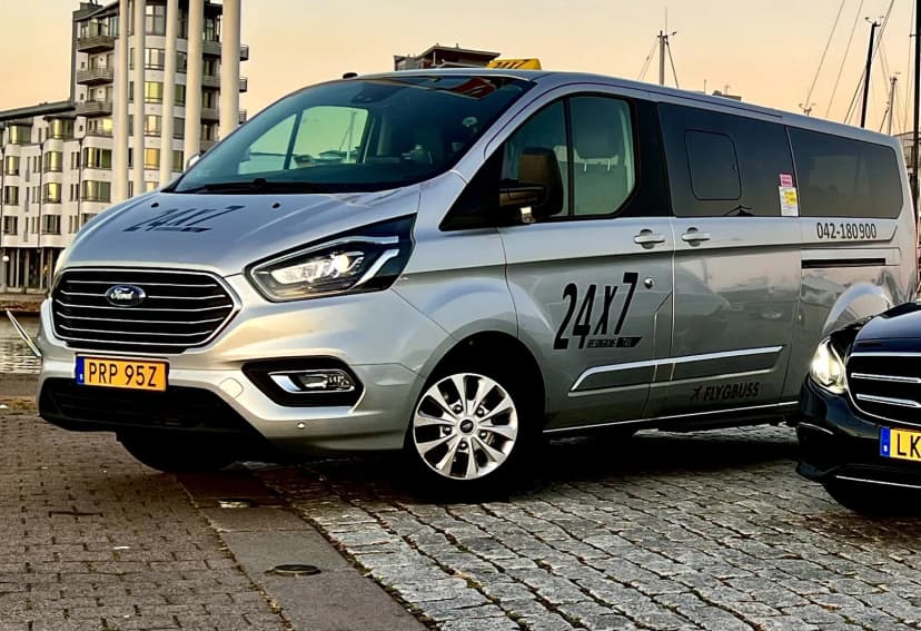 Silverfärgad storbilstaxi från 24x7Taxi Helsingborg för upp till 8 personer